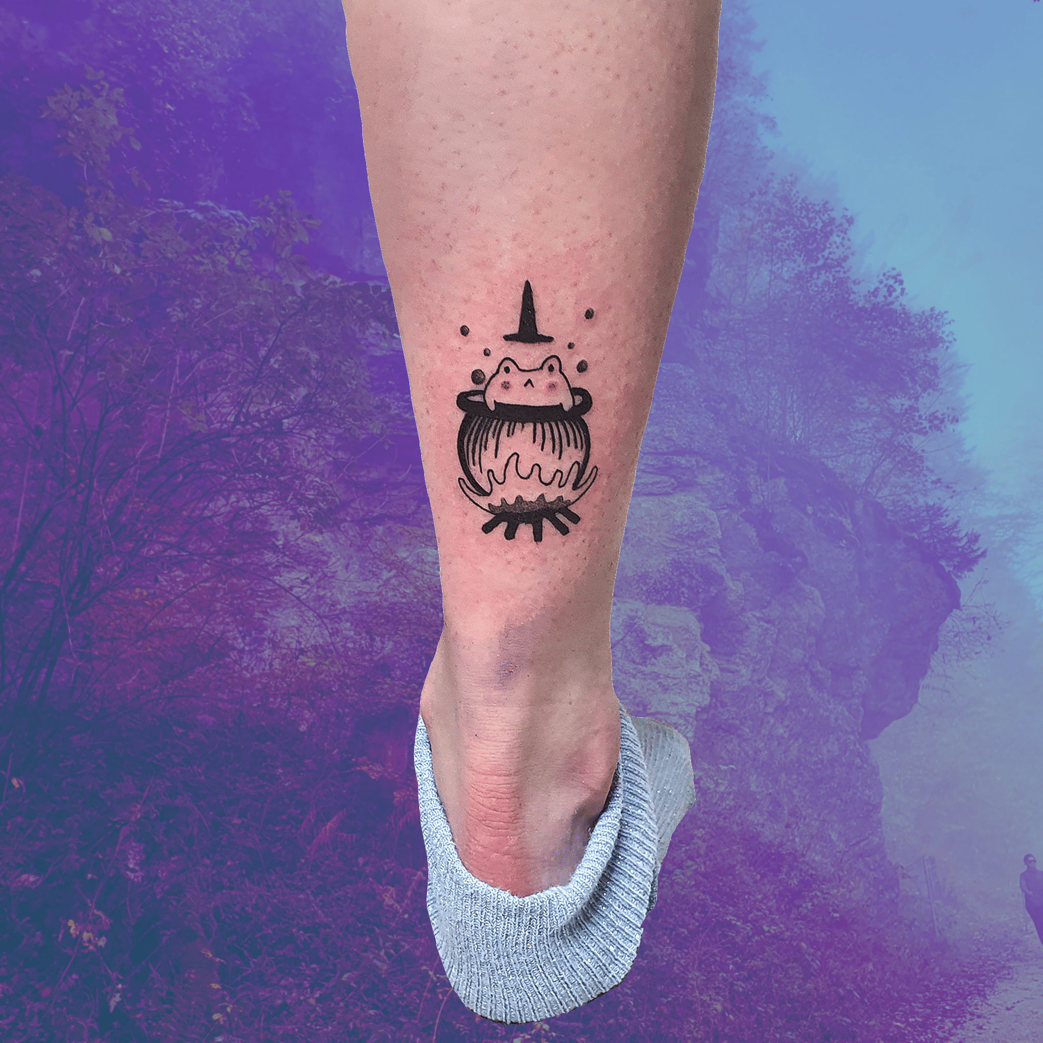 Tatouage d'une grenouille sorcière avec un air étourdis dans un chaudron